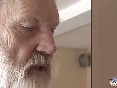 Секс наслада в огледалата за обратно виждане порно клипове на плажа